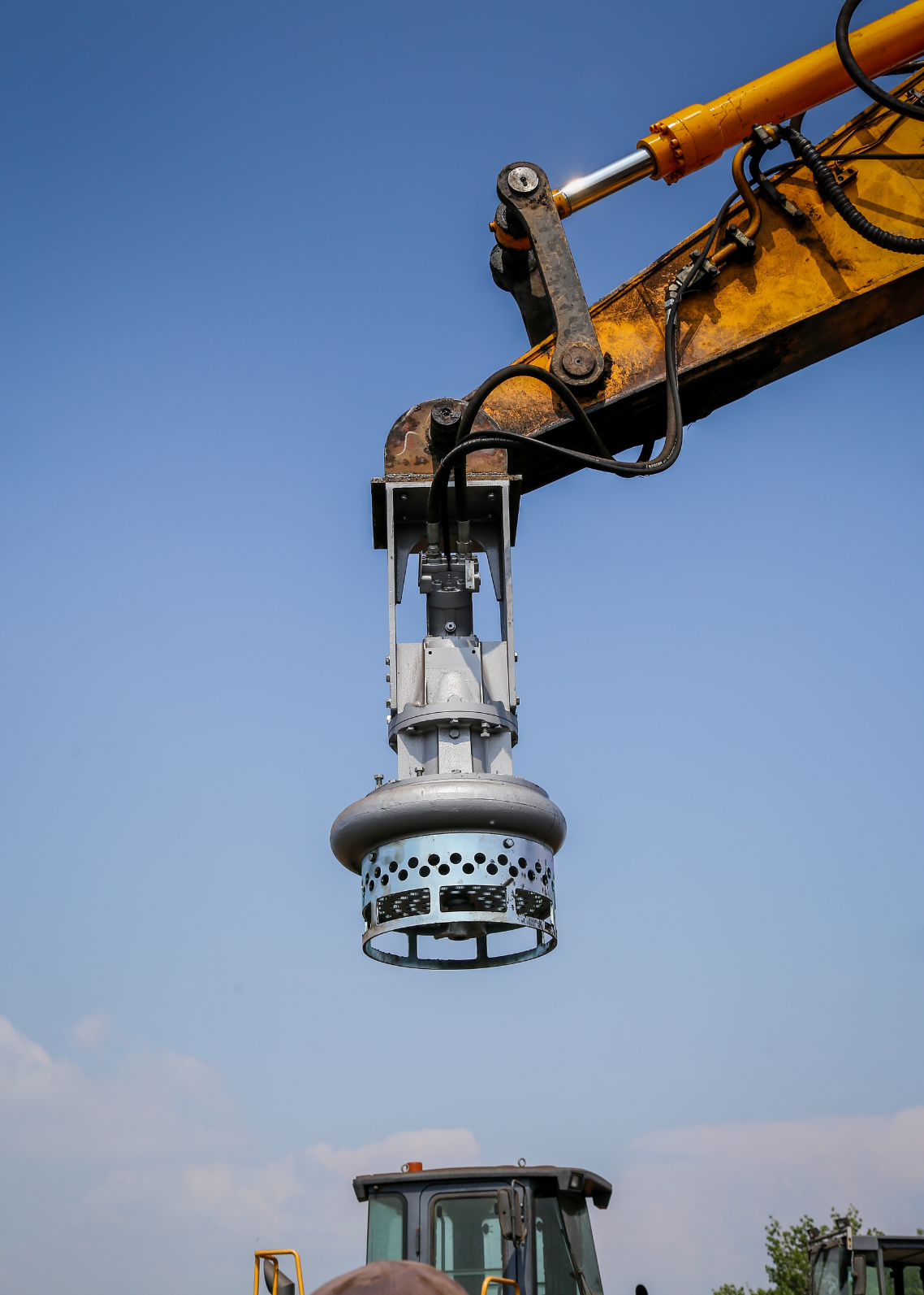 Dragflow Pump lifted by yellow crane